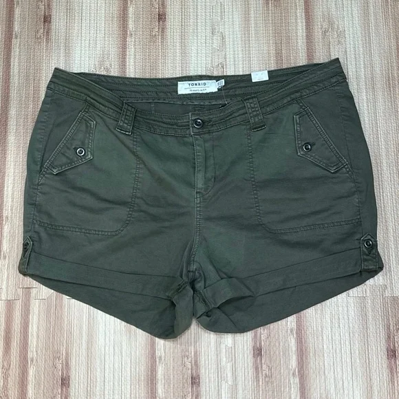Torrid Military Stretch Twill Mid-Rise Shorts NWT [789]